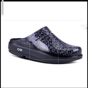 Womens Size 9 Oofos Gray Leopard Clogs